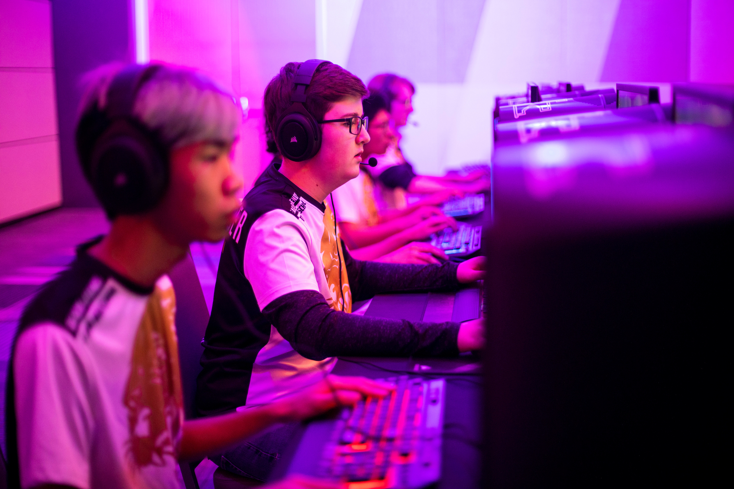 A group of students play in esports tournament.